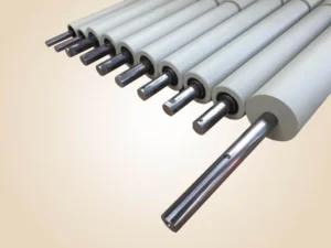 رولیک صنعتی با بدنه فولادی نصبشده روی نوار نقاله – مناسب برای صنایع معدنی و بستهبندی